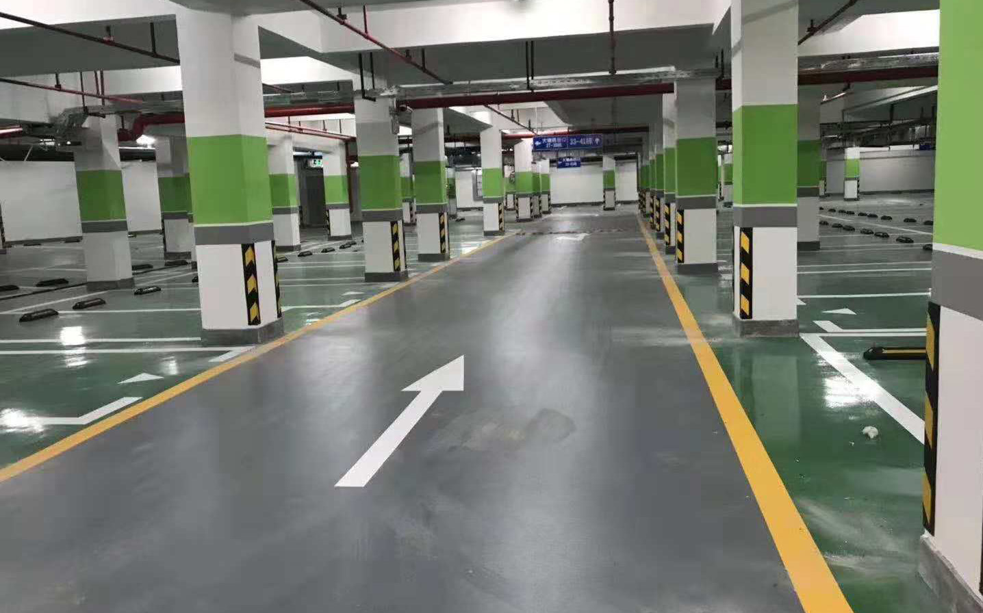 商业综合体 地下停车场交通道路 停车位标线 热熔划线施工(4).jpg